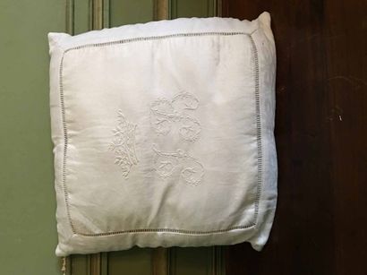 Taie d'oreiller en coton blanc brodé d'un...