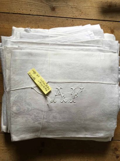 Nappe 240 x 170 cm et serviettes monogrammées...