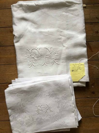 Nappe 235 x 135 cm et serviettes monogrammées...