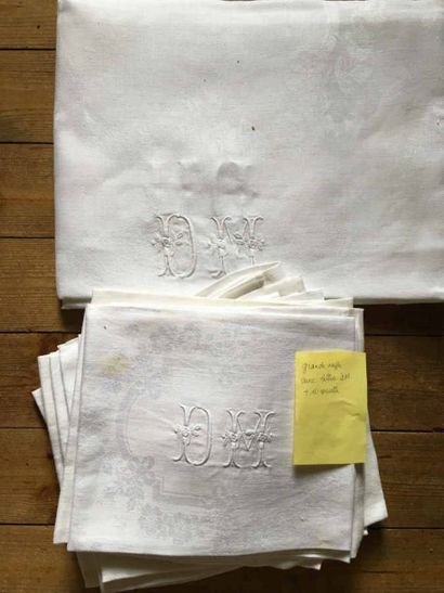 Nappe et serviettes monogrammées DM.