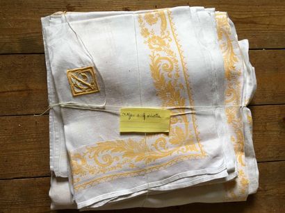 Nappe jaune et blanc et serviettes.