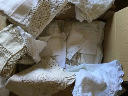 Lot de robes , dentelles et divers.