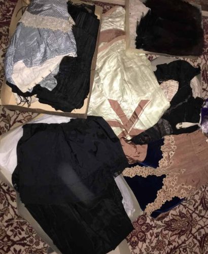 Lot de robes, dentelles et tissus anciens...
