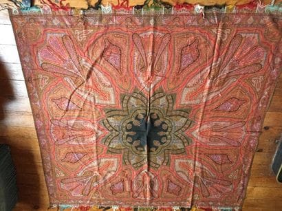 Pashmina (déchirure et trous de mites). 188...