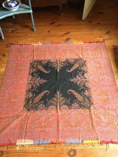 Pashmina à décor du centre noir. 178 cm x...