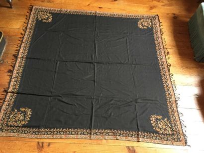 Pashmina noir, bords fleuris. 176 cm x 174...