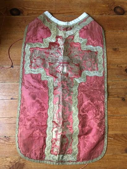 Chasuble en damas de soie rouge brodée d'argent....