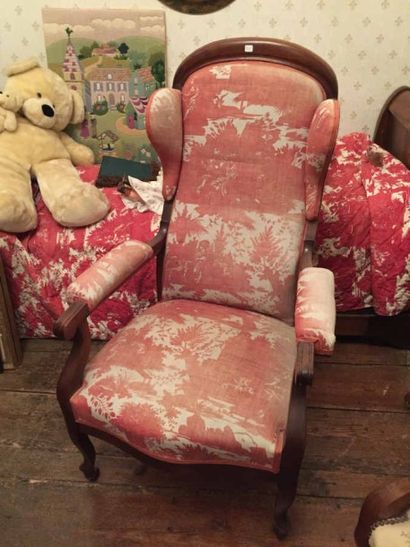 Fauteuil Voltaire recouvert d'un tissu rouge...