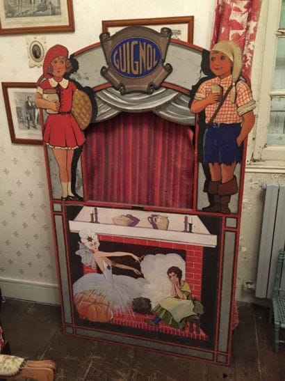 Guignol Théâtre peint. Hauteur : 154 cm -...