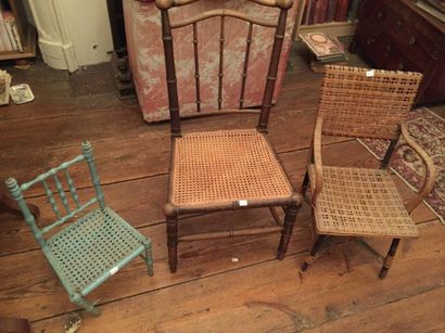 Trois petites chaises d'enfant (accident...