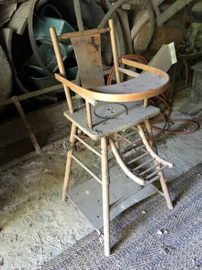 Chaise haute d'enfant.