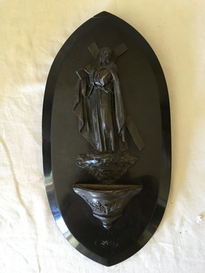 Bénitier en bronze décoré du Christ portant...
