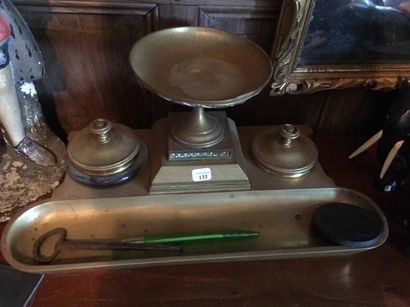 Encrier en bronze à décor d'une coupe au...