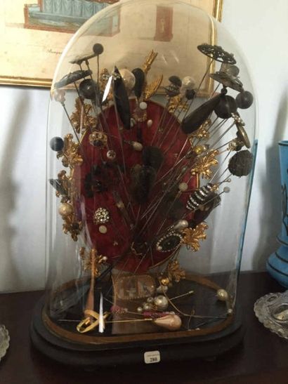 Dans un globe en verre, une importante collection...