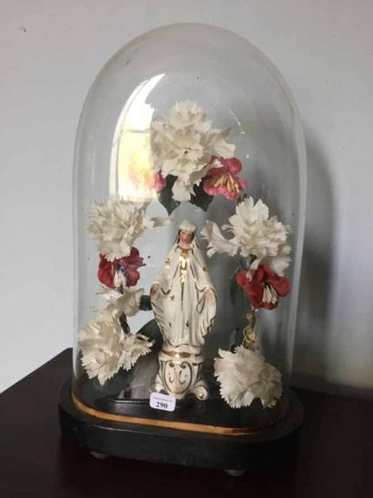 Dans un globe en verre, une vierge. Hauteur :...