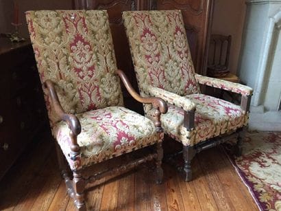 Deux fauteuils en bois naturel tourné et...