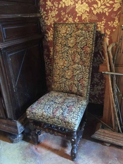 Paire de fauteuils en bois naturel mouluré...