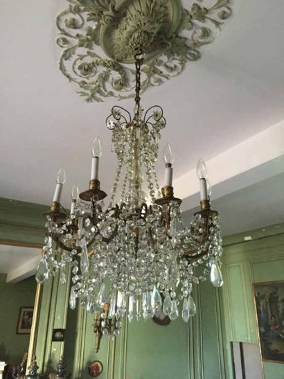 Lustre en bronze à 8 bras de lumière à décor...