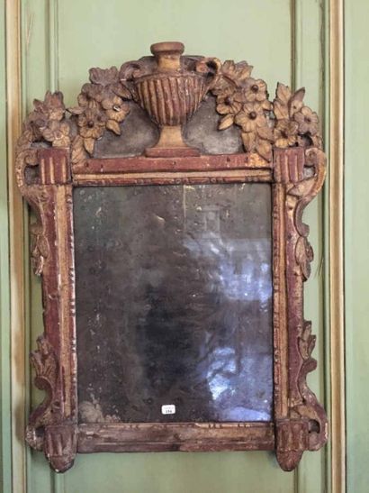 Miroir en bois doré à décor sculpté d'un...