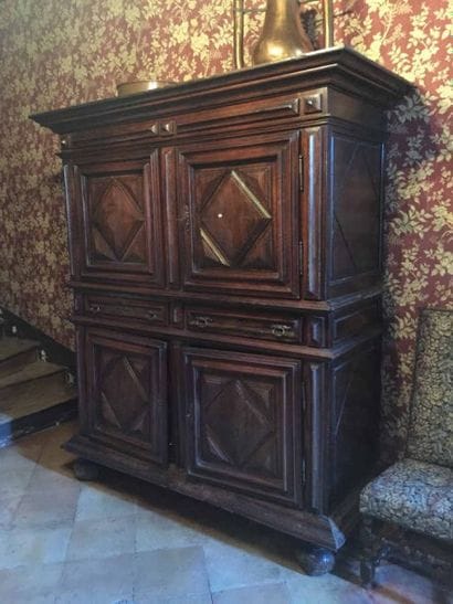 Armoire en bois naturel à décor de losanges,...