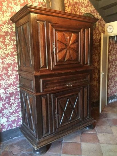 Homme debout en bois naturel sculpté de motifs...