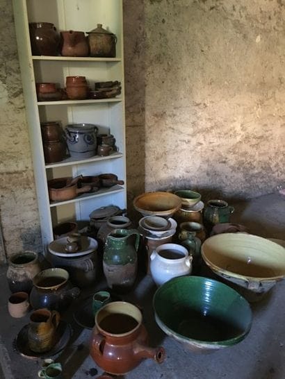 Un ensemble de poteries et plats à confis...