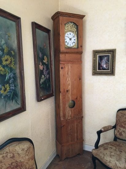 Horloge Comtoise en résineu, le cadran signé...
