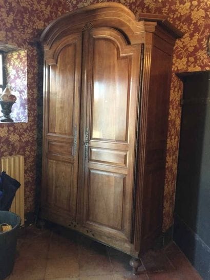 Armoire en bois naturel ouvrant à 2 portes...