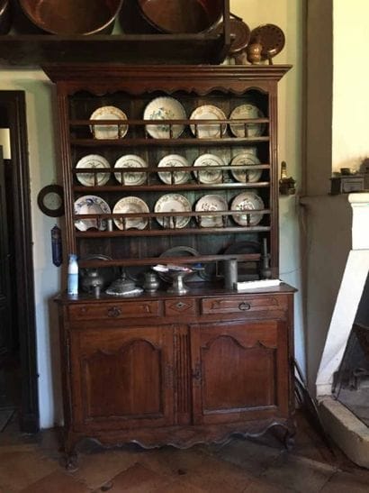Un buffet vaisselier en bois naturel ouvrant...