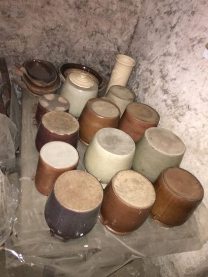 Un ensemble de poteries et plats à confis...