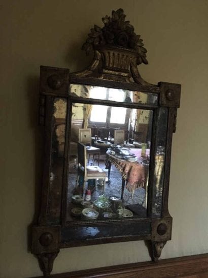 Miroir en bois sculpté et doré à décor à...