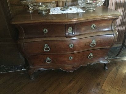 Commode galbée en acajou ouvrant à quatre...