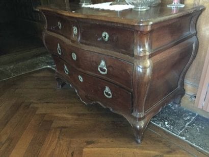 Commode galbée en acajou ouvrant à quatre...