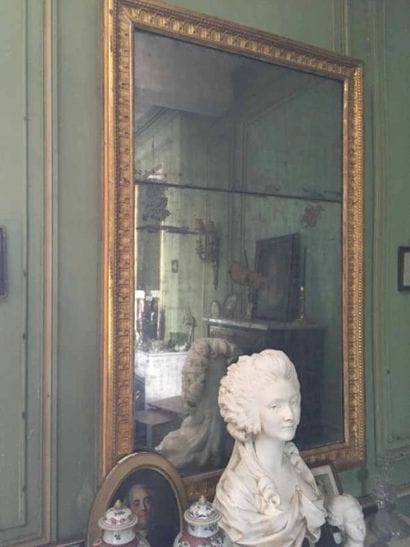 Miroir en bois sculpté et doré à décor d'une...