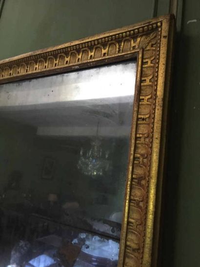 Miroir en bois sculpté et doré à décor d'une...