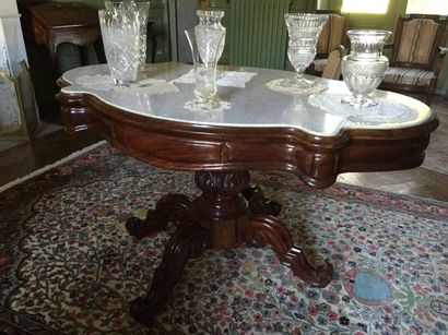 Table de milieu de forme mouvementée en acajou,...