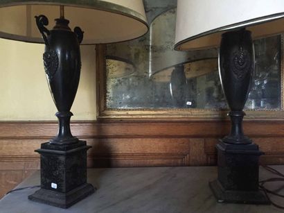 Paire de lampes en tole peinte en forme de...