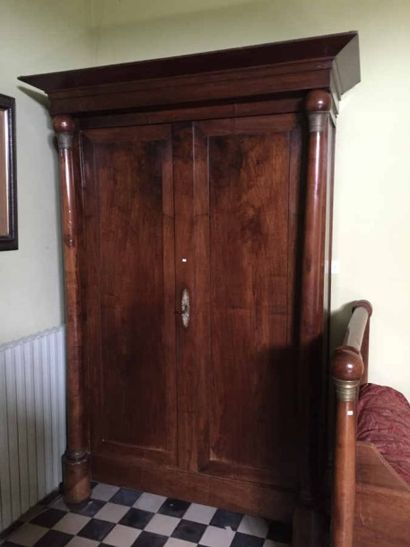 Armoire d'époque en noyer et bois de placage...
