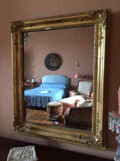 Miroir en bois et stuc doré (accidents)....