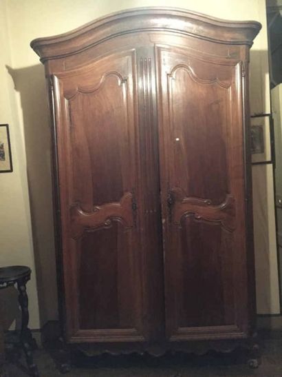 Armoire en bois naturel ouvrant à deux portes....