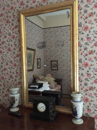 Miroir en bois et stuc doré. Hauteur : 131...