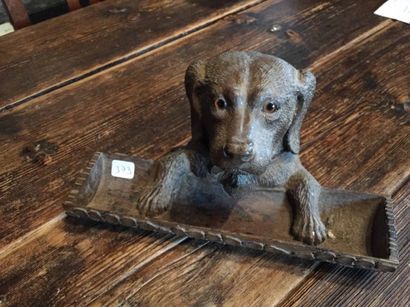 Encrier en bois sculpté représentant une...