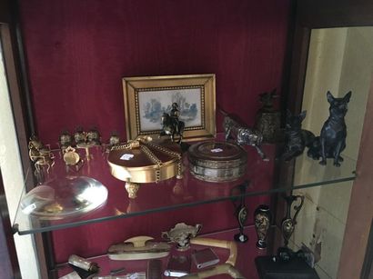 Lot d'objets divers, chien en bronze, boites,...