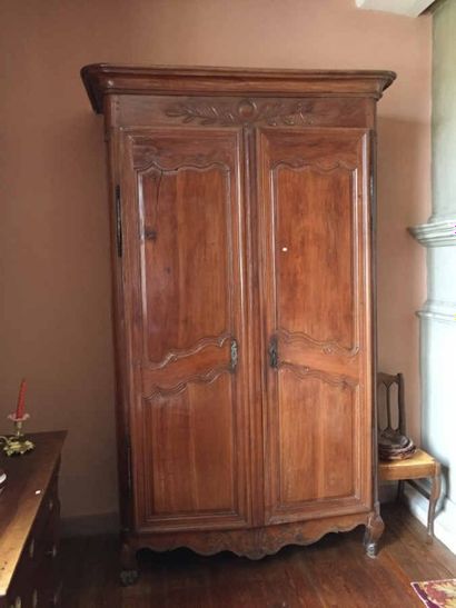 Armoire en bois naturel ouvrant à 2 portes...