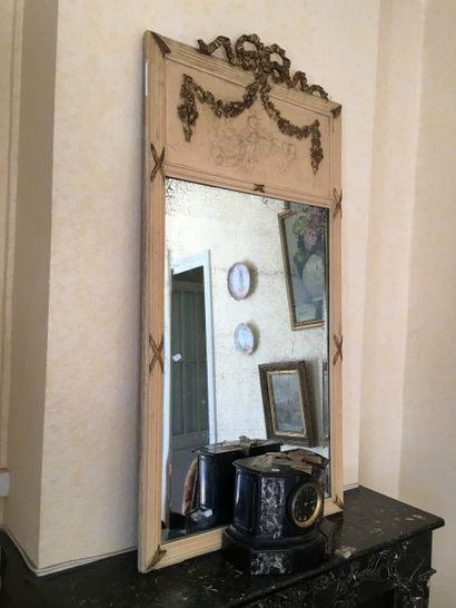 Trumeau en bois laqué blanc à décor de jonc...