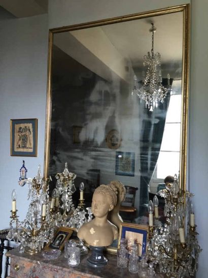 Miroir en stuc doré. Hauteur : 160 cm - Longueur :...