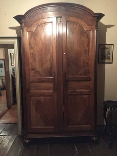 Armoire en bois naturel ouvrant à deux portes....
