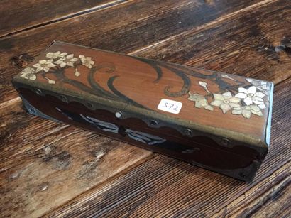Petite boite à gant en bois, à décor de fleurs...