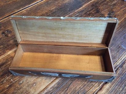Petite boite à gant en bois, à décor de fleurs...