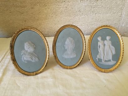 Trois miniatures en porcelaine dans le goût...